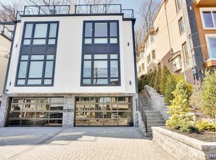 612 Undercliff Ave, Edgewater, NJ 07020