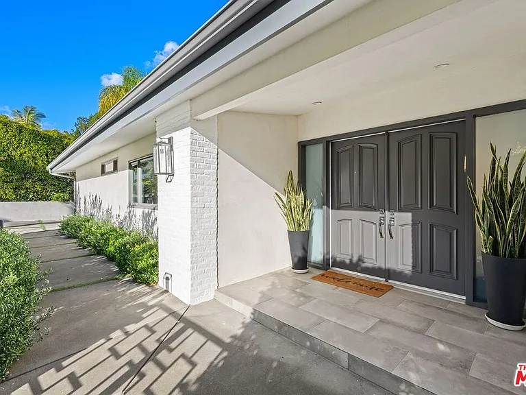 2120 San Ysidro Dr — Photo 3