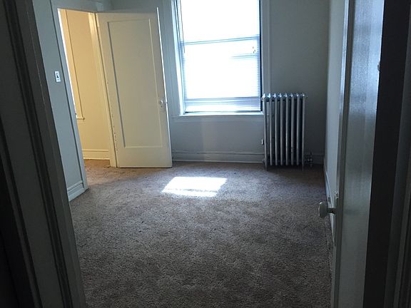 3rd image of 4606 N Hermitage Ave APT 204