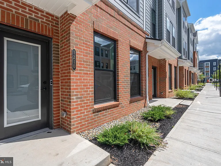 1210 Parker Blvd — Photo 1