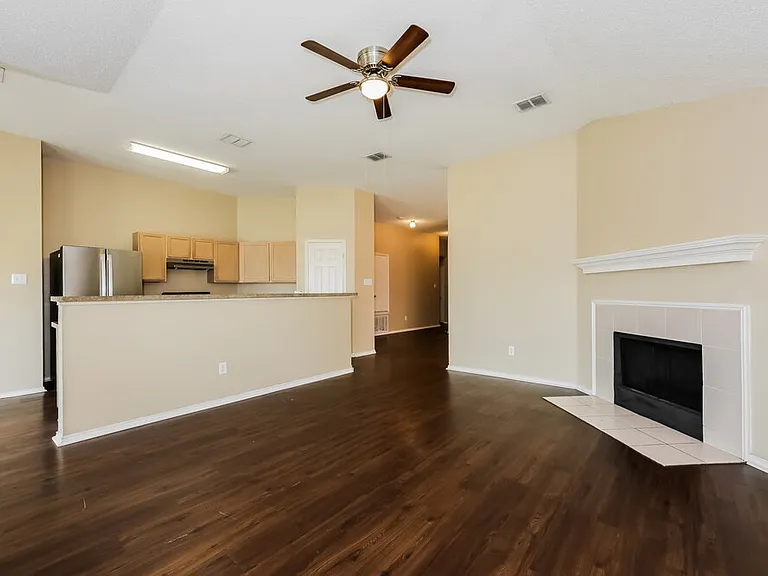 2021 Wildwood Dr — Photo 4