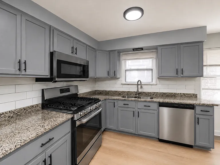 7530 N Oakley Ave #2 — Photo 5
