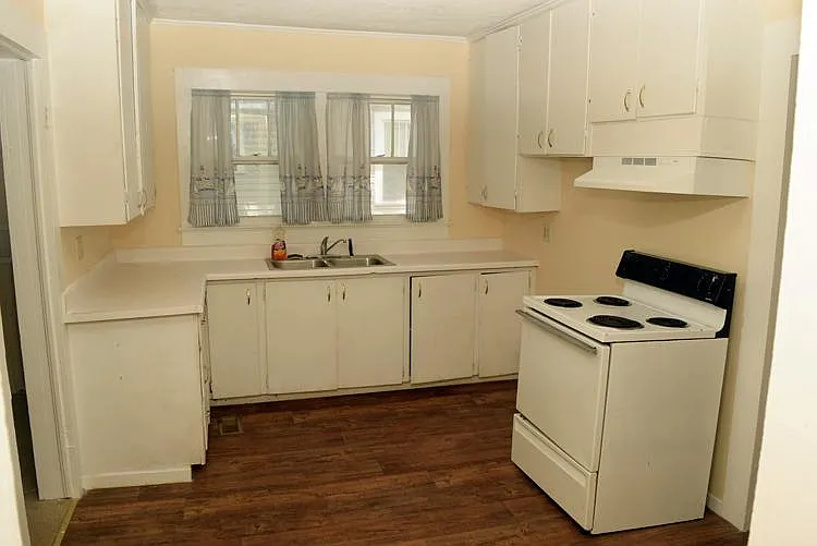 305 Elmwood Ave — Photo 2
