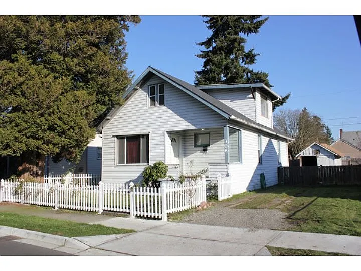 308 H St SE photo 1