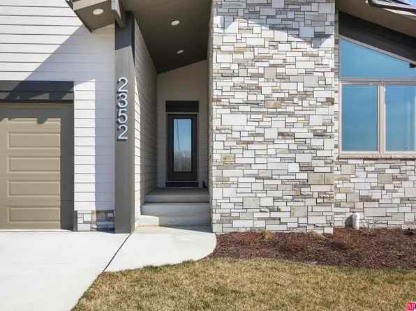 2352 Landing Ln, Blair, NE 68008