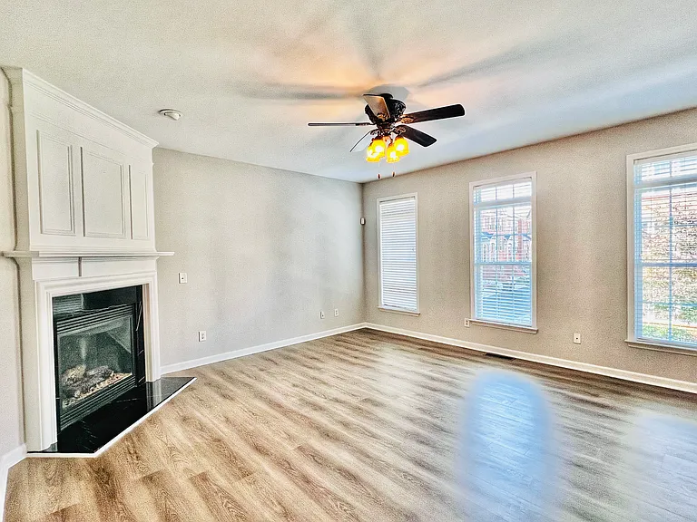 2800 Loftview Sq — Photo 8