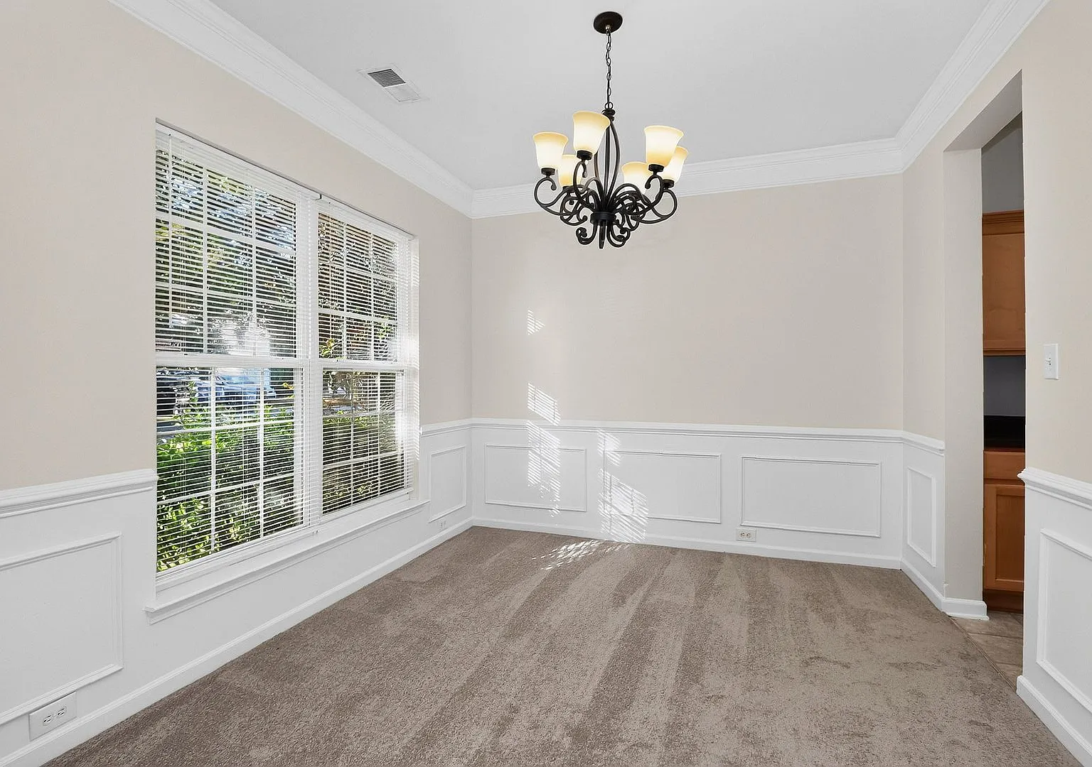 Beautiful Four Bedroom in Crismark Community! — Photo 2
