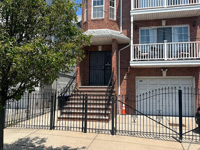 30 Gillette Pl #1 — Photo 1