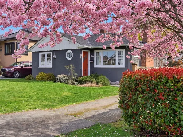 2519 Roseberry Ave, Victoria, BC V8R 3T6