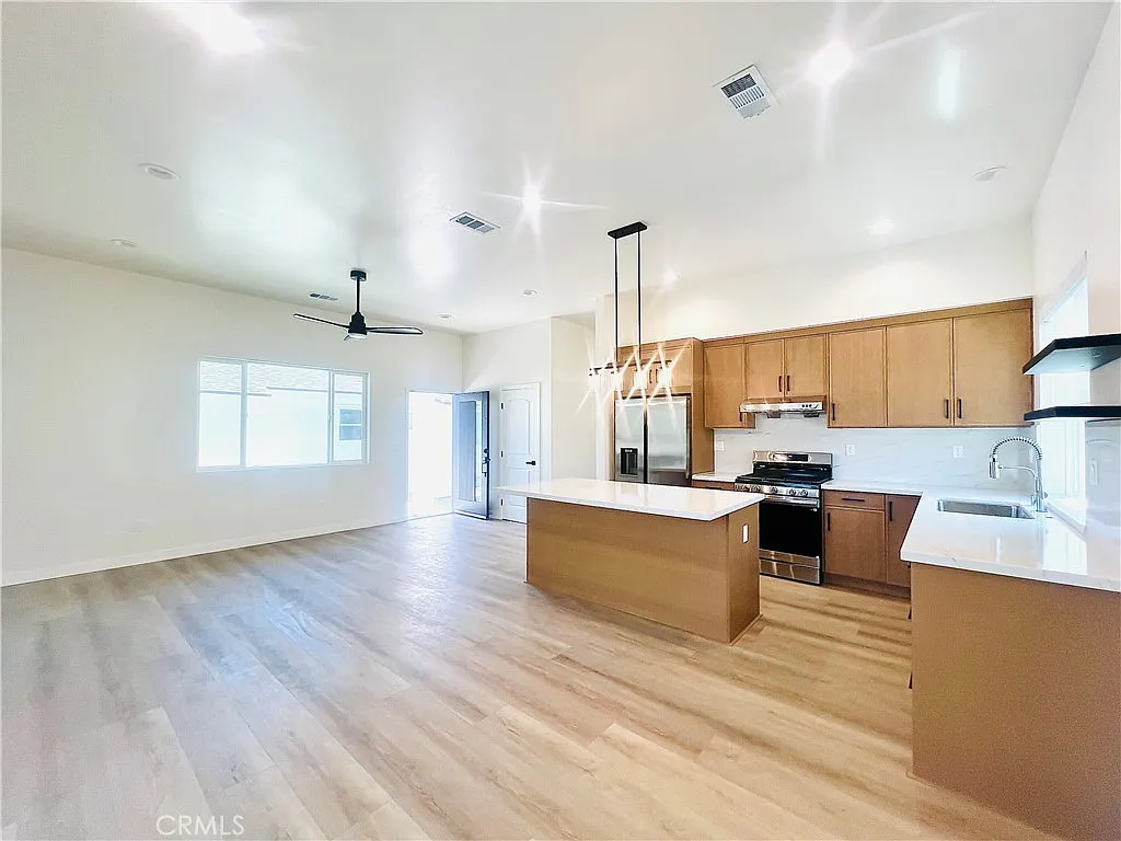 3 bed, 1200 sqft, $3,750 — Photo 3