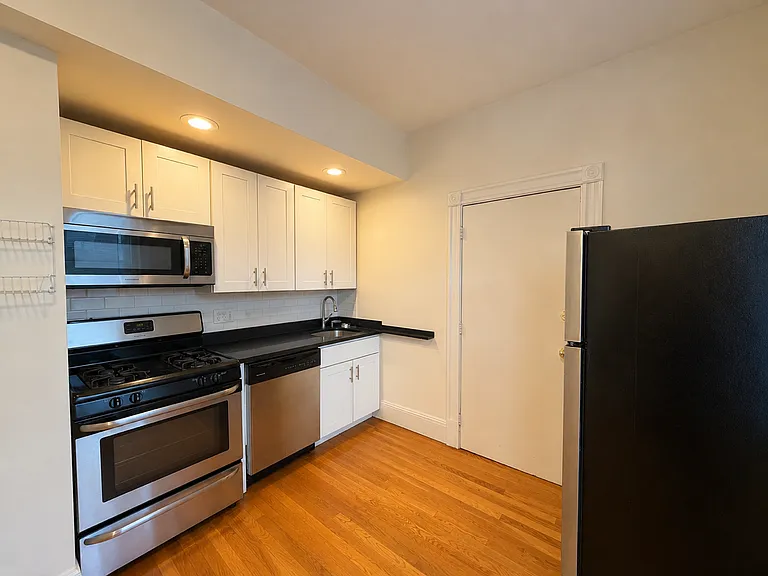 35 Florence St — Photo 2
