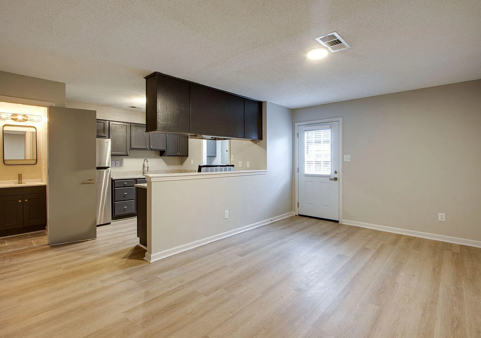 3 bed, 2.5 bath, 1470 sqft, $1,795 — Photo 3
