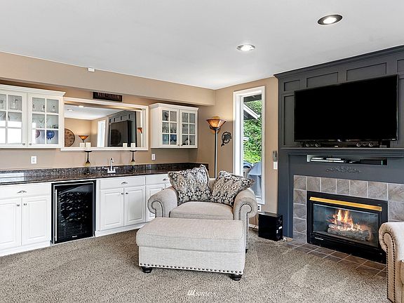 Wet bar and extended counter space in the family area is perfect for entertaining.>