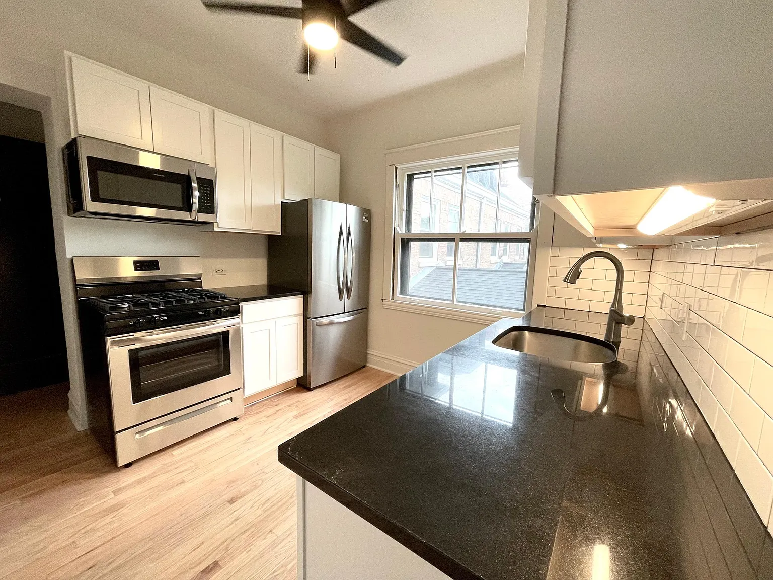 3 bed, 2200 sqft, $4,050 — Photo 3