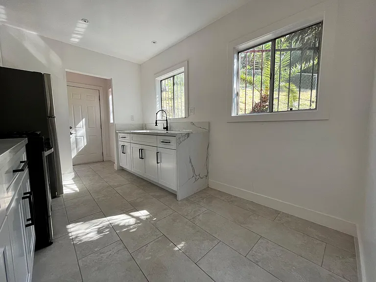 830 Laguna Ave — Photo 14