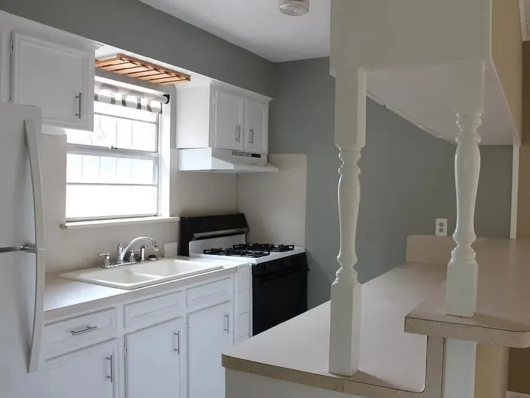 902 1/2 Euclid St — Photo 2