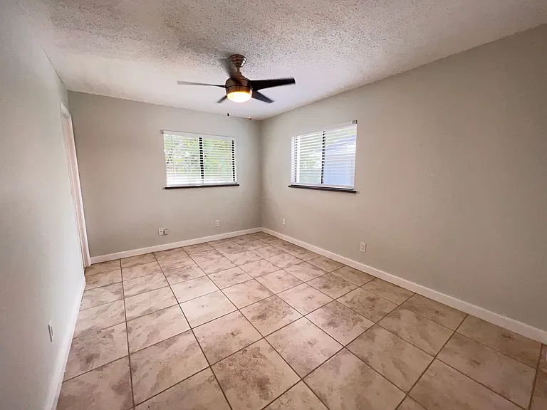 Lakeside Cove Apartments — Photo 10