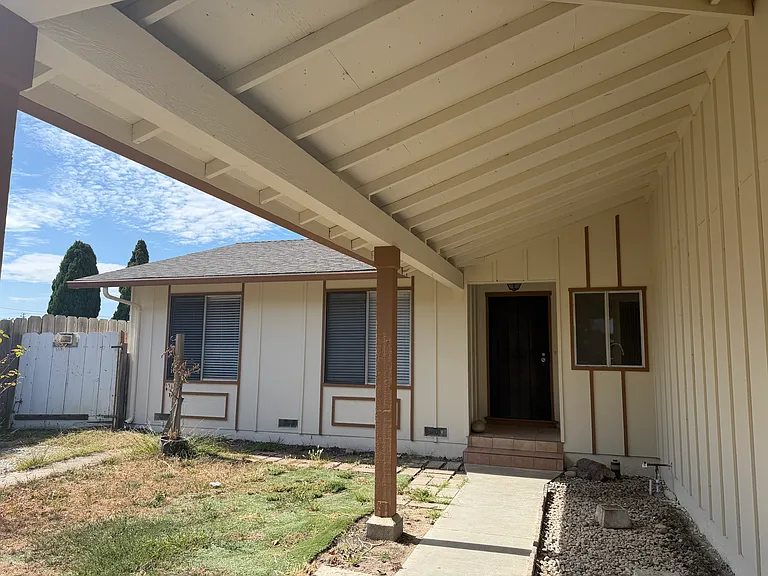 635 Seneca Pl — Photo 3