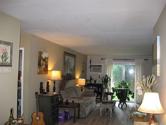 4th image of 702 Towne House Vlg