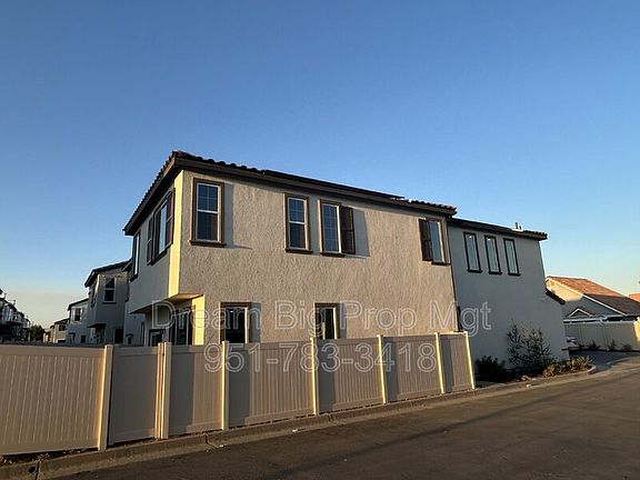 4th image of 16101 Botanical St
