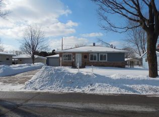 606 Park St, Combined Locks, WI 54113