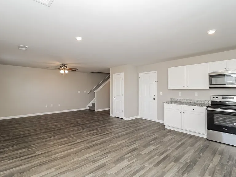 1739 Mary Ave — Photo 4