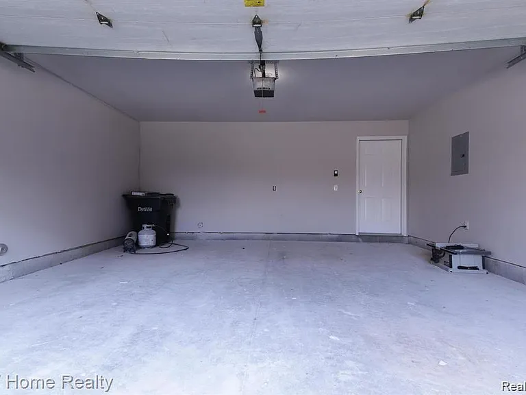 7637 Woodward Ave — Photo 15