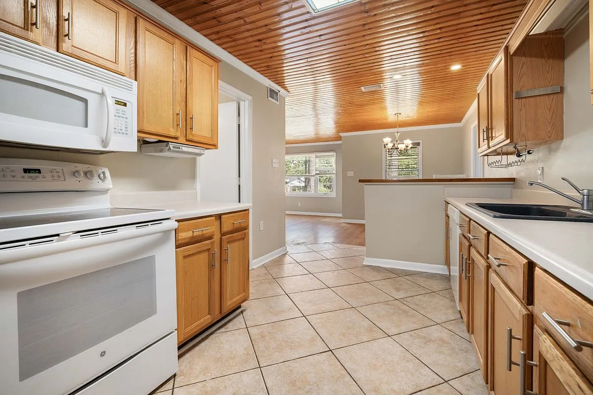 4 bed, 1.0 bath, 1200 sqft, $1,685 — Photo 3
