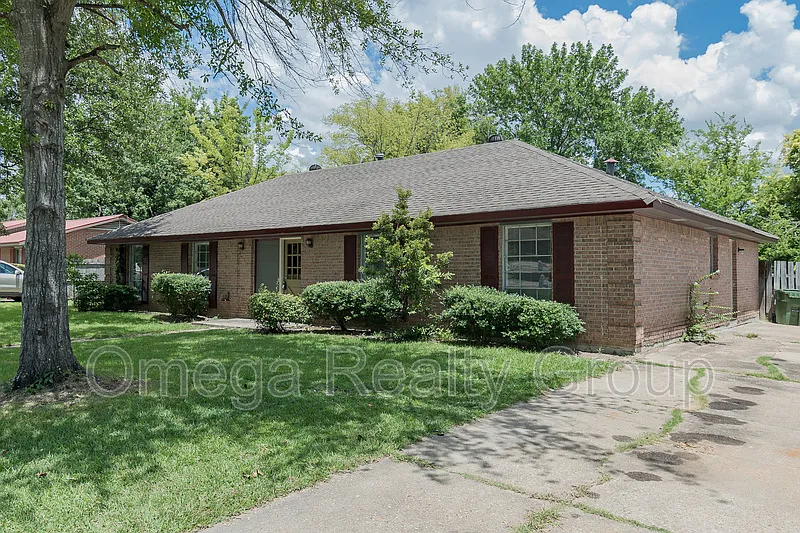 Brentwood — Photo 4