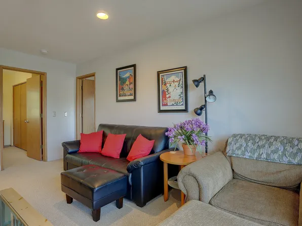 (undisclosed Address), Hood River, OR 97031