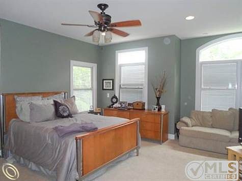 Huge Master w Sit in Area.JPG