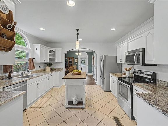 3rd image of 2898 Elizabeth St SE