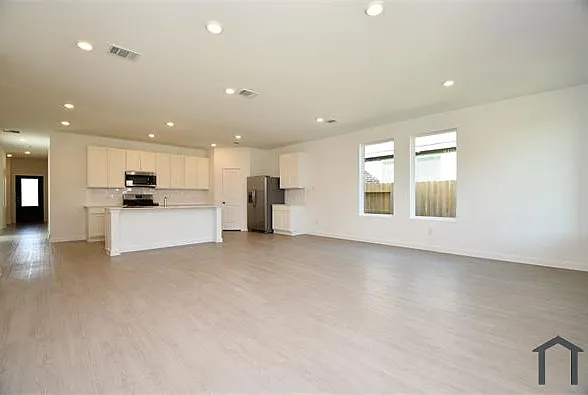 5 bed, 2993 sqft, $3,505 — Photo 4