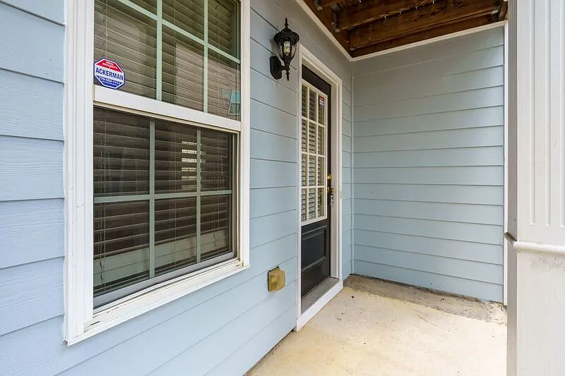 3 bed, 2.5 bath, $1,800 — Photo 2