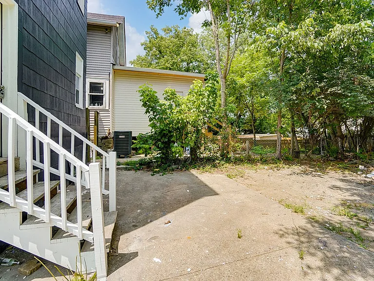1852 Knox St — Photo 33