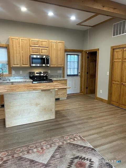 3 bed, 1.0 bath, 840 sqft, $3,250 — Photo 2