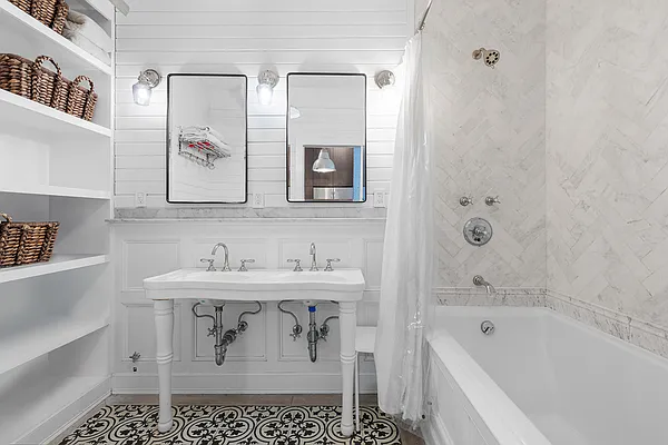 Sold by Compass | media 17