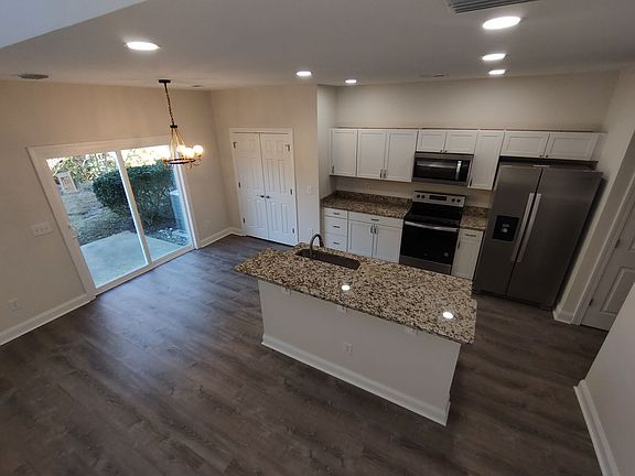 5th image of 1046 Fairway Ln