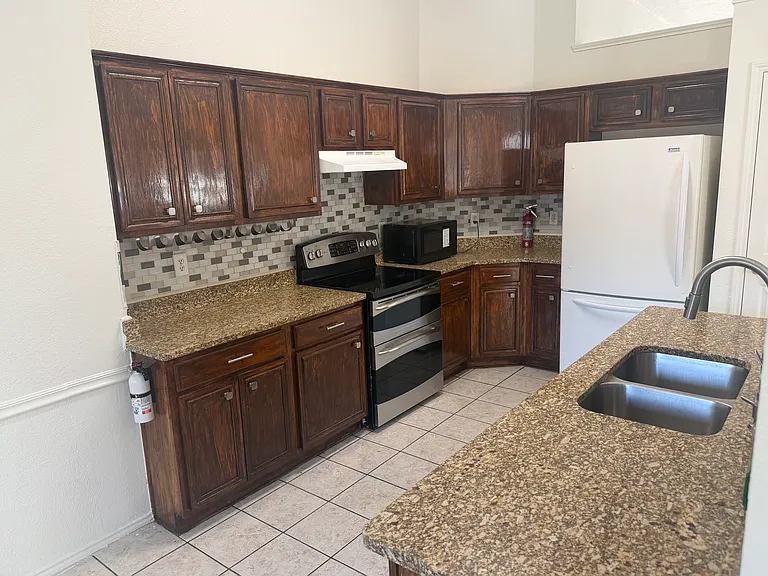 12933 Honey Locust Cir — Photo 22
