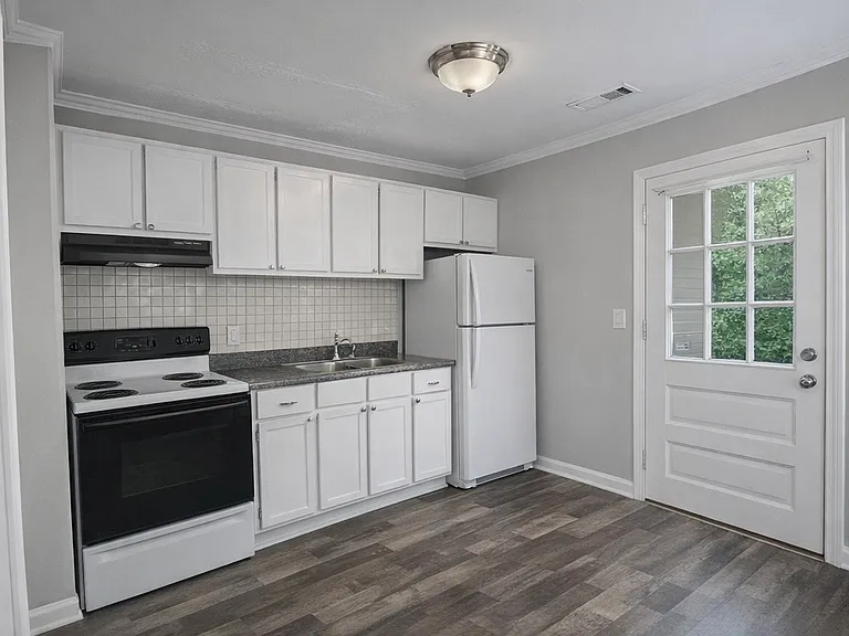 3902 N Linden Dr — Photo 3