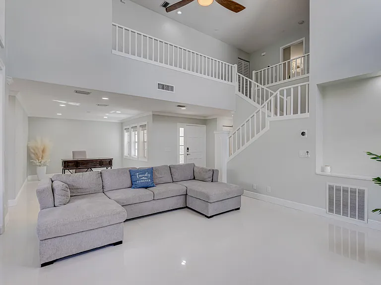 17 Selby Ln — Photo 12