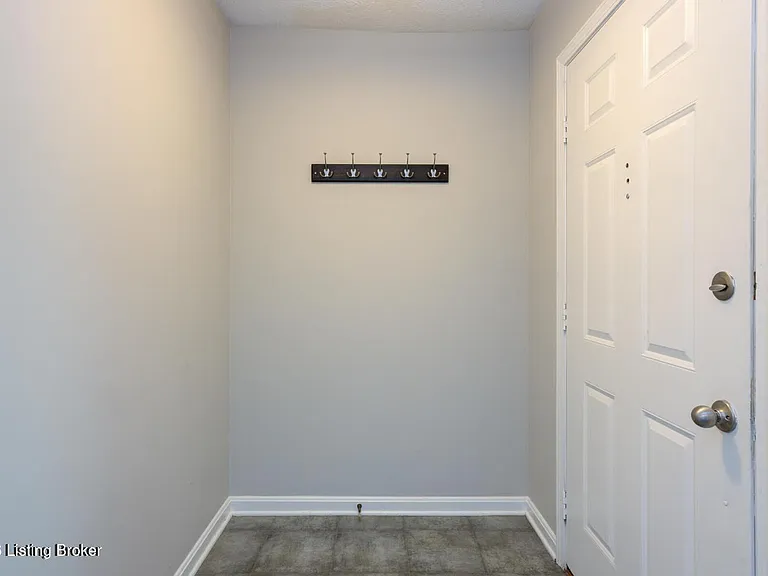 10402 Timberwood Cir — Photo 6