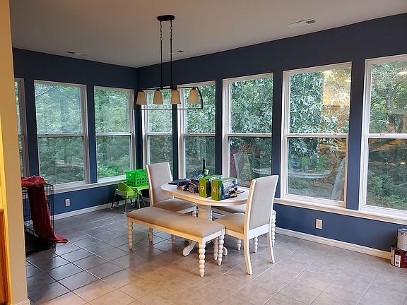 Sunroom/dining room 