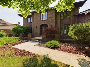 223 Stonetree Cir, Rochester Hills, MI 48309