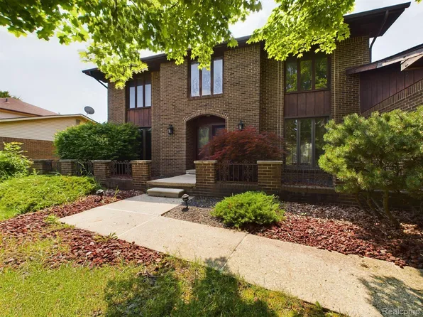 223 Stonetree Cir, Rochester Hills, MI 48309