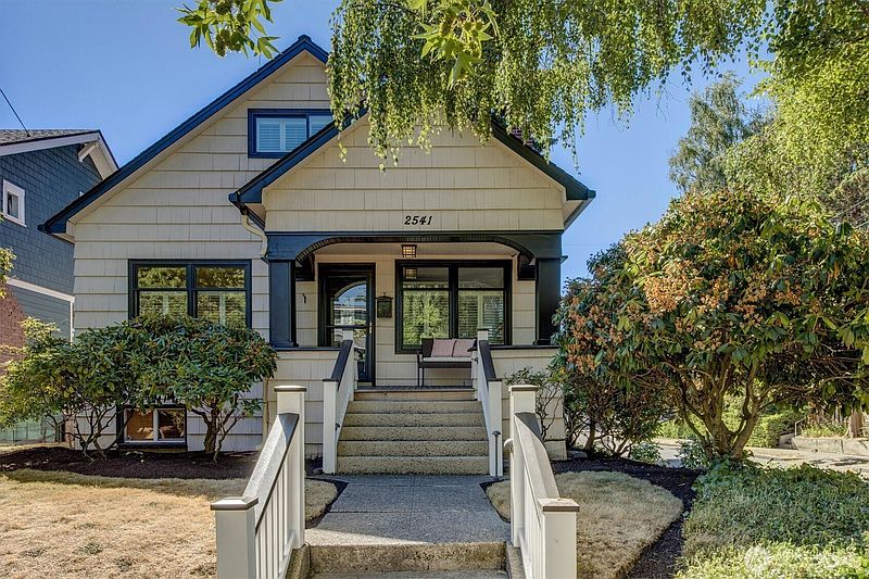 3rd image of 2541 10th Avenue W