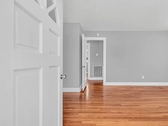 5th image of 117 W Meadow Dr