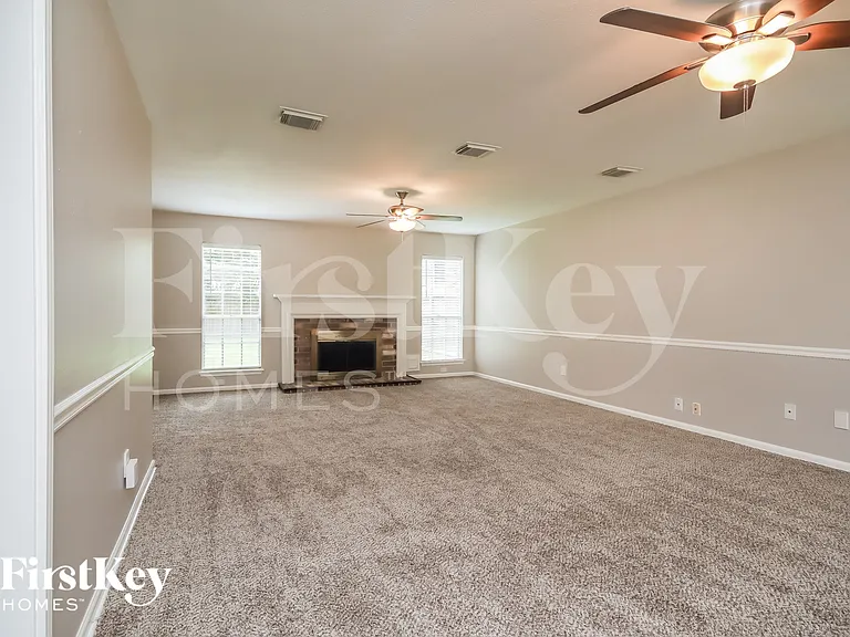 4004 Ashwood Dr — Photo 2