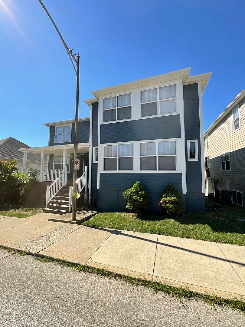 Available August 2027 5 Bed 3 Bath House Downtown — Photo 2
