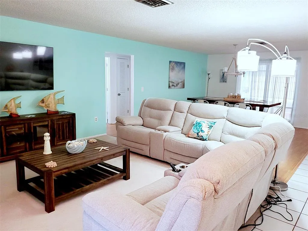 3 bed, 2.0 bath, 2013 sqft, $4,300 — Photo 3